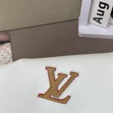 2026秋冬 Lv圆领刺绣短袖T恤打底衫 元素性的Logo凸显休闲时尚魅力,依然独领时尚风骚.内搭好伴侣… 客供高支弹 2026秋冬 Lv圆领刺绣短袖T恤打底衫 元素性的Logo凸显休闲时尚魅力,依然独领时尚风骚.内搭好伴侣… 客供高支弹