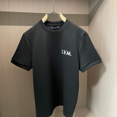 2026秋冬 Lv圆领刺绣短袖T恤打底衫 元素性的Logo凸显休闲时尚魅力,依然独领时尚风骚.内搭好伴侣… 客供高支弹 2026秋冬 Lv圆领刺绣短袖T恤打底衫 元素性的Logo凸显休闲时尚魅力,依然独领时尚风骚.内搭好伴侣… 客供高支弹