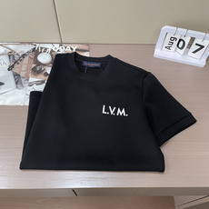 2026秋冬 Lv圆领刺绣短袖T恤打底衫 元素性的Logo凸显休闲时尚魅力,依然独领时尚风骚.内搭好伴侣… 客供高支弹 2026秋冬 Lv圆领刺绣短袖T恤打底衫 元素性的Logo凸显休闲时尚魅力,依然独领时尚风骚.内搭好伴侣… 客供高支弹