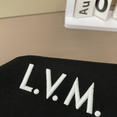 2026秋冬 Lv圆领刺绣短袖T恤打底衫 元素性的Logo凸显休闲时尚魅力,依然独领时尚风骚.内搭好伴侣… 客供高支弹 2026秋冬 Lv圆领刺绣短袖T恤打底衫 元素性的Logo凸显休闲时尚魅力,依然独领时尚风骚.内搭好伴侣… 客供高支弹