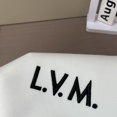 2026秋冬 Lv圆领刺绣短袖T恤打底衫 元素性的Logo凸显休闲时尚魅力,依然独领时尚风骚.内搭好伴侣… 客供高支弹 2026秋冬 Lv圆领刺绣短袖T恤打底衫 元素性的Logo凸显休闲时尚魅力,依然独领时尚风骚.内搭好伴侣… 客供高支弹
