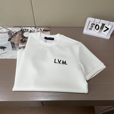 2026秋冬 Lv圆领刺绣短袖T恤打底衫 元素性的Logo凸显休闲时尚魅力,依然独领时尚风骚.内搭好伴侣… 客供高支弹 2026秋冬 Lv圆领刺绣短袖T恤打底衫 元素性的Logo凸显休闲时尚魅力,依然独领时尚风骚.内搭好伴侣… 客供高支弹