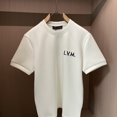 2026秋冬 Lv圆领刺绣短袖T恤打底衫 元素性的Logo凸显休闲时尚魅力,依然独领时尚风骚.内搭好伴侣… 客供高支弹 2026秋冬 Lv圆领刺绣短袖T恤打底衫 元素性的Logo凸显休闲时尚魅力,依然独领时尚风骚.内搭好伴侣… 客供高支弹