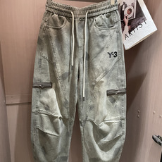 Y3工装休闲裤|解构剪裁,松弛高阶感 自带水洗做旧质感,黑/灰两色可选。 松紧抽绳腰头,不挑腰围,穿脱自在。 立体拼接结 Y3工装休闲裤|解构剪裁,松弛高阶感 自带水洗做旧质感,黑/灰两色可选。 松紧抽绳腰头,不挑腰围,穿脱自在。 立体拼接结