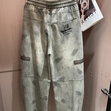 Y3工装休闲裤|解构剪裁,松弛高阶感 自带水洗做旧质感,黑/灰两色可选。 松紧抽绳腰头,不挑腰围,穿脱自在。 立体拼接结 Y3工装休闲裤|解构剪裁,松弛高阶感 自带水洗做旧质感,黑/灰两色可选。 松紧抽绳腰头,不挑腰围,穿脱自在。 立体拼接结