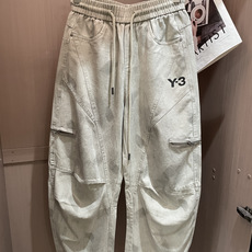 Y3工装休闲裤|解构剪裁,松弛高阶感 自带水洗做旧质感,黑/灰两色可选。 松紧抽绳腰头,不挑腰围,穿脱自在。 立体拼接结 Y3工装休闲裤|解构剪裁,松弛高阶感 自带水洗做旧质感,黑/灰两色可选。 松紧抽绳腰头,不挑腰围,穿脱自在。 立体拼接结