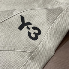 Y3工装休闲裤|解构剪裁,松弛高阶感 自带水洗做旧质感,黑/灰两色可选。 松紧抽绳腰头,不挑腰围,穿脱自在。 立体拼接结 Y3工装休闲裤|解构剪裁,松弛高阶感 自带水洗做旧质感,黑/灰两色可选。 松紧抽绳腰头,不挑腰围,穿脱自在。 立体拼接结