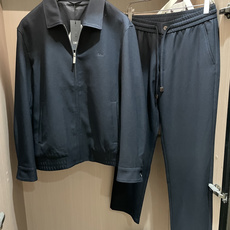 Dior男士翻领套装|简约老钱风成套穿搭 一整套省心搭配,不用费心思考上下装组合。 翻领拉链夹克,利落短款版型,下摆松紧 Dior男士翻领套装|简约老钱风成套穿搭 一整套省心搭配,不用费心思考上下装组合。 翻领拉链夹克,利落短款版型,下摆松紧