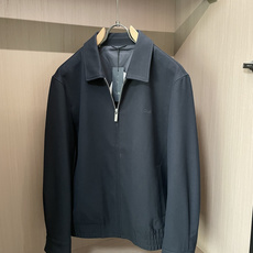 Dior男士翻领套装|简约老钱风成套穿搭 一整套省心搭配,不用费心思考上下装组合。 翻领拉链夹克,利落短款版型,下摆松紧 Dior男士翻领套装|简约老钱风成套穿搭 一整套省心搭配,不用费心思考上下装组合。 翻领拉链夹克,利落短款版型,下摆松紧