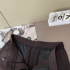 Dior男士翻领套装|简约老钱风成套穿搭 一整套省心搭配,不用费心思考上下装组合。 翻领拉链夹克,利落短款版型,下摆松紧 Dior男士翻领套装|简约老钱风成套穿搭 一整套省心搭配,不用费心思考上下装组合。 翻领拉链夹克,利落短款版型,下摆松紧