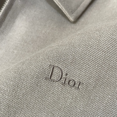 Dior男士翻领套装|简约老钱风成套穿搭 一整套省心搭配,不用费心思考上下装组合。 翻领拉链夹克,利落短款版型,下摆松紧 Dior男士翻领套装|简约老钱风成套穿搭 一整套省心搭配,不用费心思考上下装组合。 翻领拉链夹克,利落短款版型,下摆松紧
