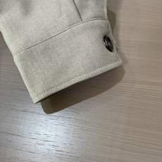 Dior男士翻领套装|简约老钱风成套穿搭 一整套省心搭配,不用费心思考上下装组合。 翻领拉链夹克,利落短款版型,下摆松紧 Dior男士翻领套装|简约老钱风成套穿搭 一整套省心搭配,不用费心思考上下装组合。 翻领拉链夹克,利落短款版型,下摆松紧