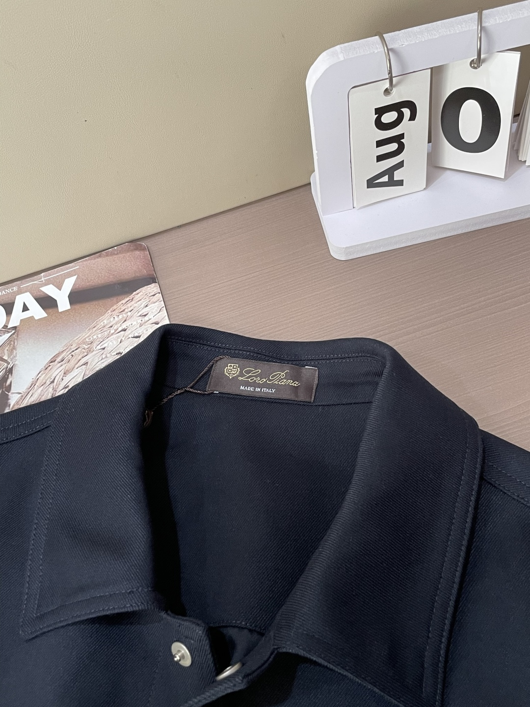 Loro Piana工装翻领夹克|老钱风男士外套 经典工装翻领版型,箱型剪裁,上身利落有型,不紧绷不臃肿。 甄选细腻高端 Loro Piana工装翻领夹克|老钱风男士外套 经典工装翻领版型,箱型剪裁,上身利落有型,不紧绷不臃肿。 甄选细腻高端