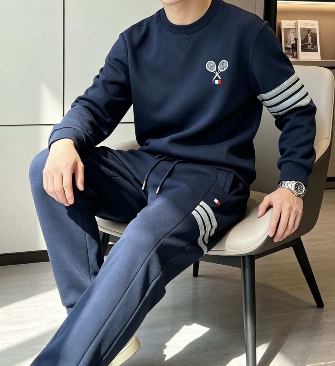 型号L902QD#，TB家 2026秋冬最新网球拍刺绣男士圆领卫衣，胸前极具创意的网球拍图案和经典的红白蓝徽标，采用高端