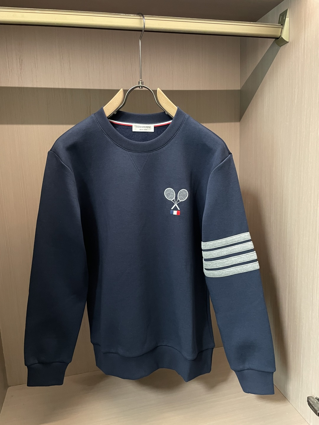 型号L902QD#，TB家 2026秋冬最新网球拍刺绣男士圆领卫衣，胸前极具创意的网球拍图案和经典的红白蓝徽标，采用高端