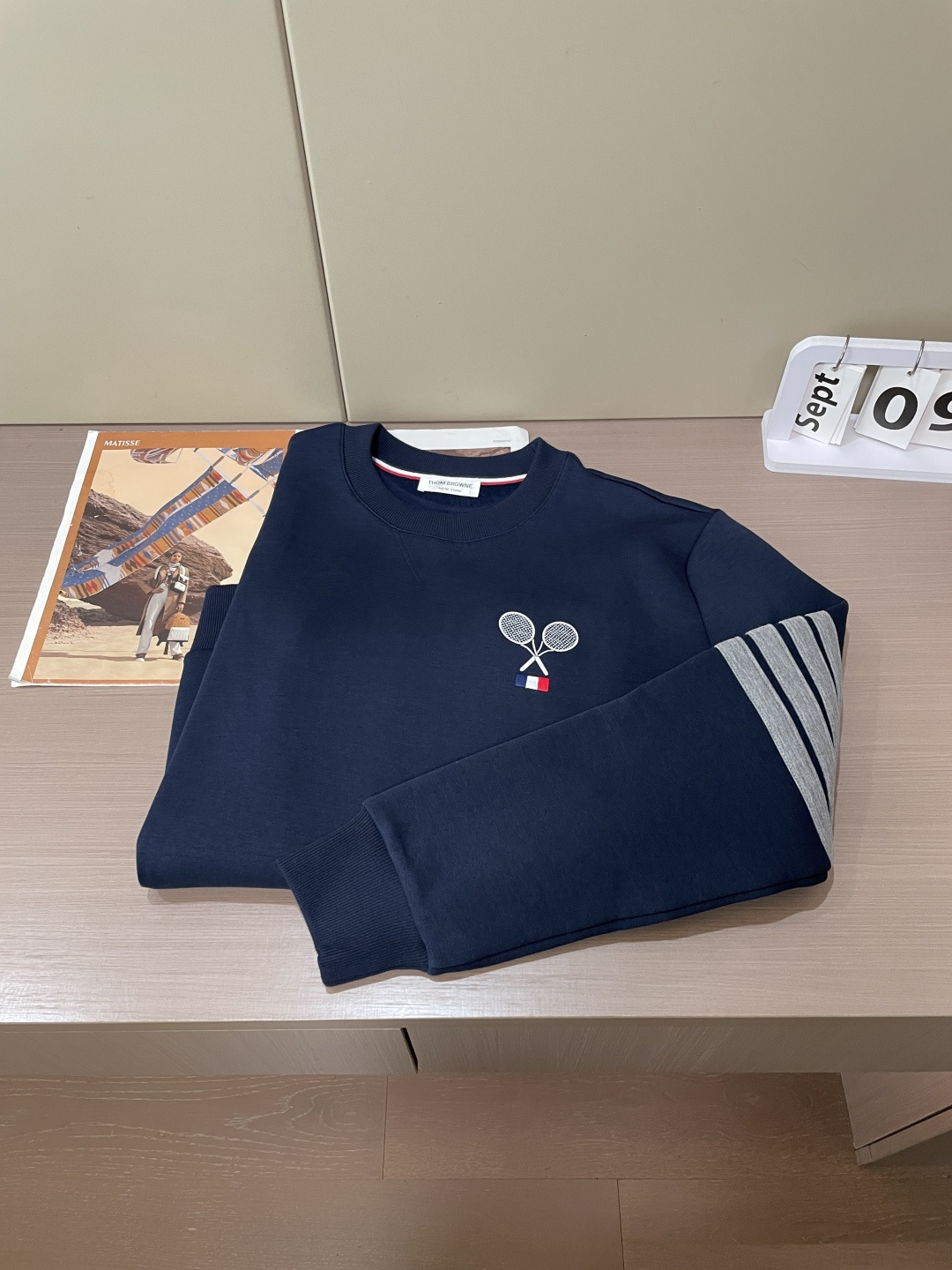 型号L902QD#，TB家 2026秋冬最新网球拍刺绣男士圆领卫衣，胸前极具创意的网球拍图案和经典的红白蓝徽标，采用高端