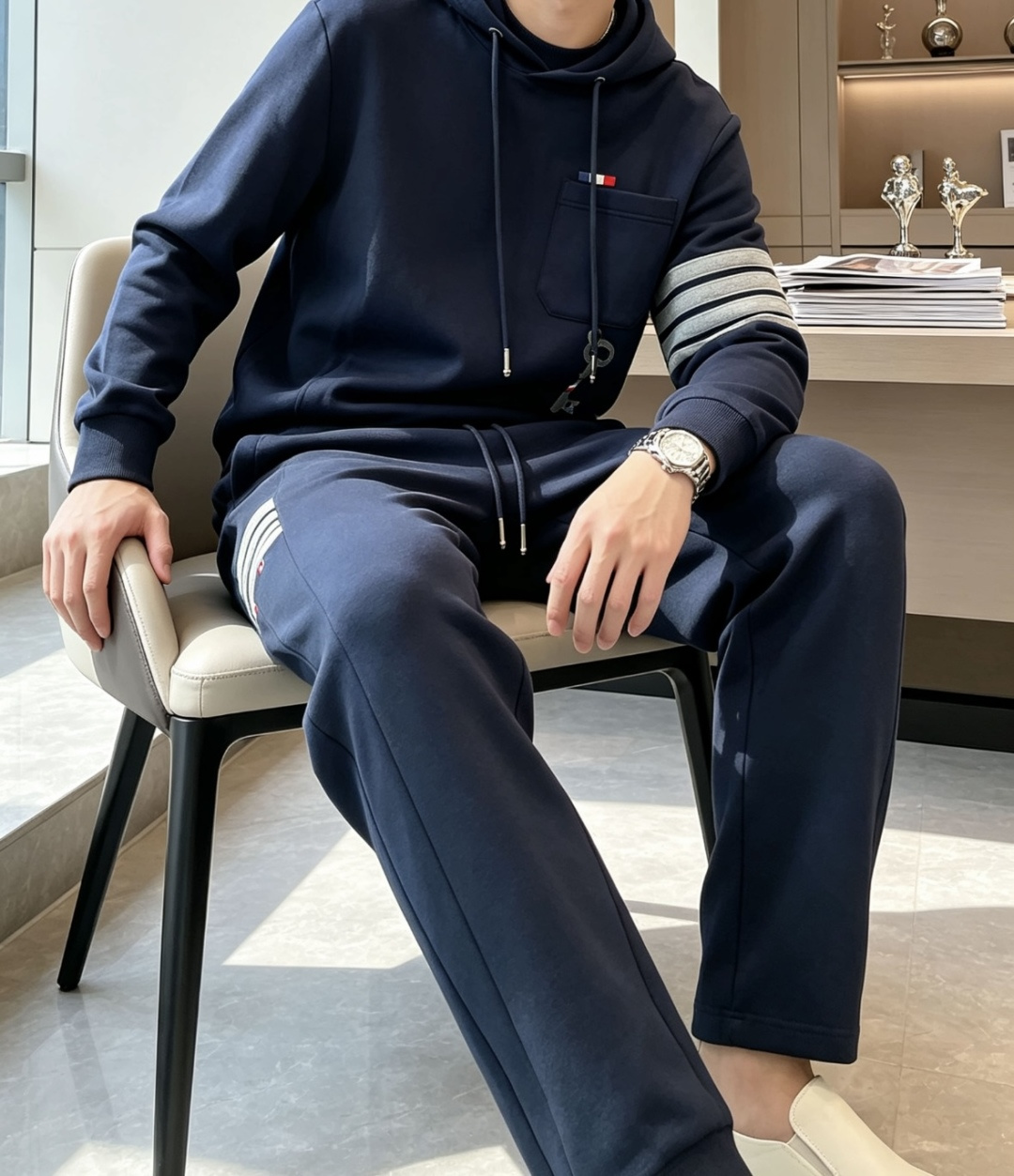 型号L902QD#，TB家 2026秋冬最新网球拍刺绣男士圆领卫衣，胸前极具创意的网球拍图案和经典的红白蓝徽标，采用高端