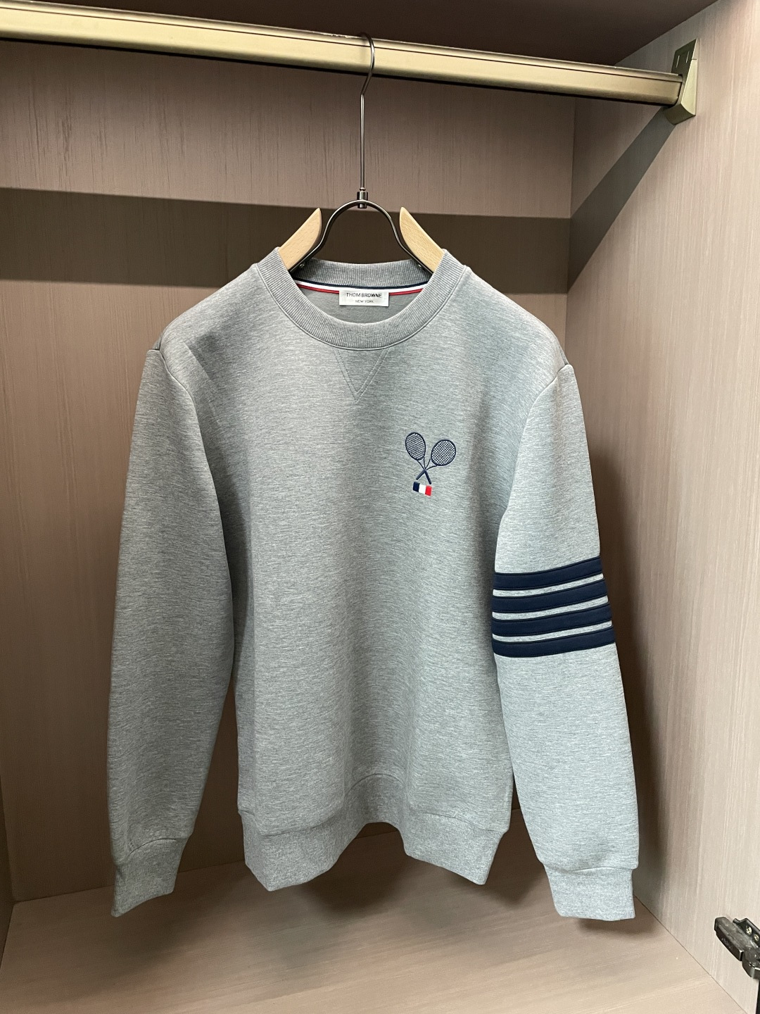 型号L902QD#，TB家 2026秋冬最新网球拍刺绣男士圆领卫衣，胸前极具创意的网球拍图案和经典的红白蓝徽标，采用高端
