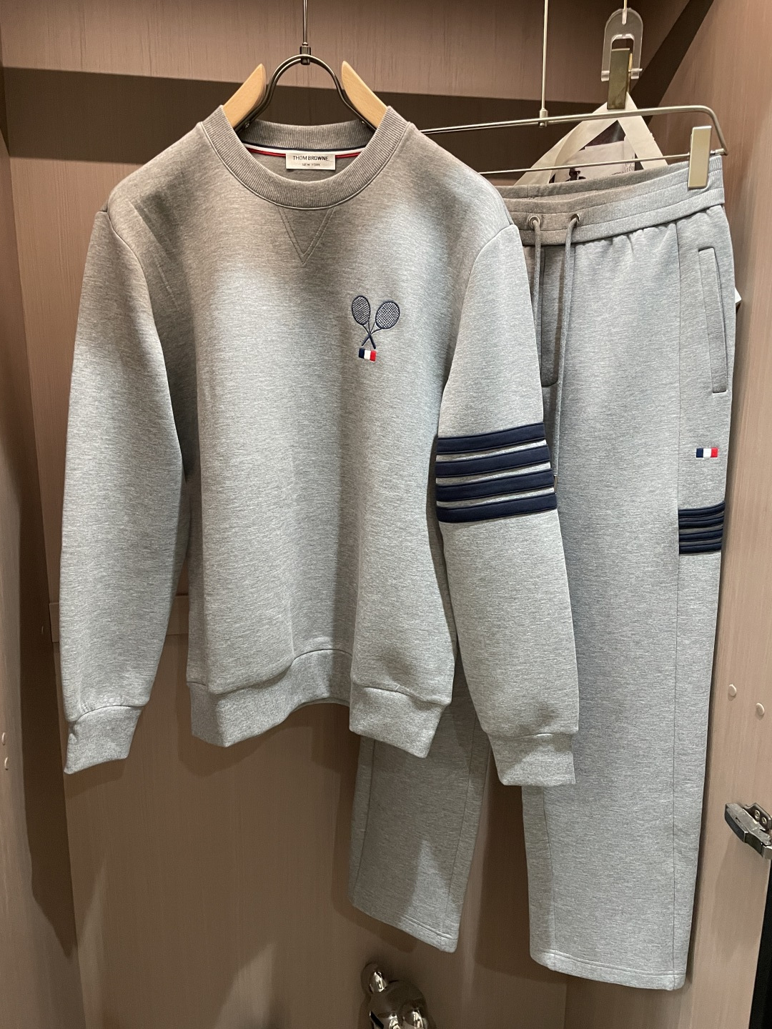 型号L902QD#，TB家 2026秋冬最新网球拍刺绣男士圆领卫衣，胸前极具创意的网球拍图案和经典的红白蓝徽标，采用高端