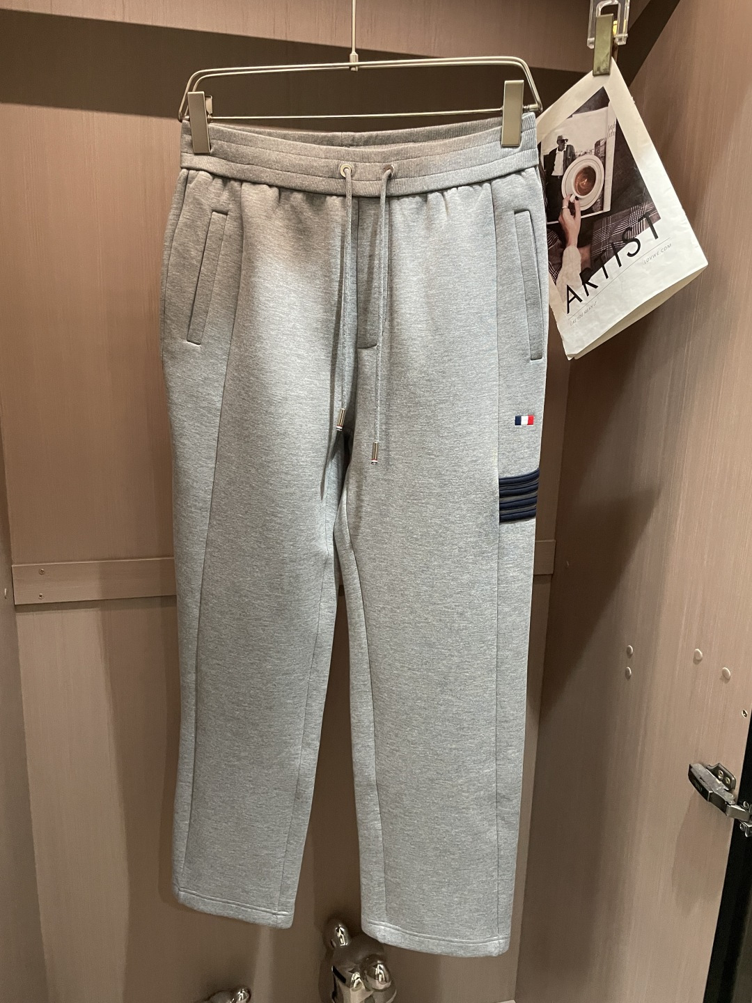 型号L902QD#，TB家 2026秋冬最新网球拍刺绣男士圆领卫衣，胸前极具创意的网球拍图案和经典的红白蓝徽标，采用高端