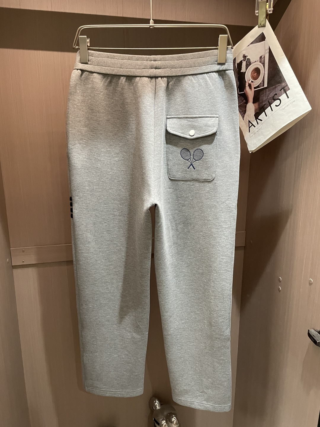型号L902QD#，TB家 2026秋冬最新网球拍刺绣男士圆领卫衣，胸前极具创意的网球拍图案和经典的红白蓝徽标，采用高端
