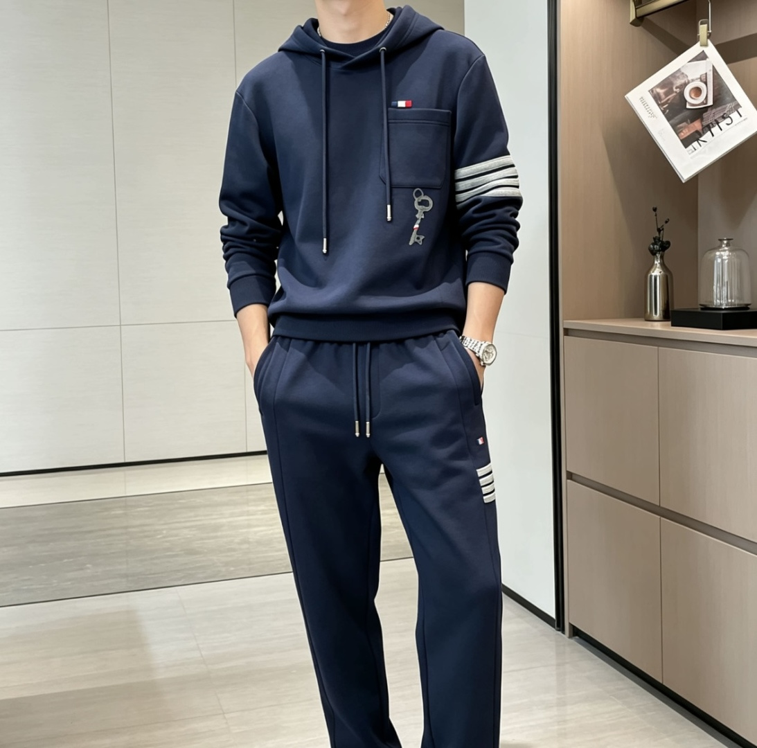 型号L901QD#，TB家 2026秋冬最新钥匙绣标男士连帽运动衫，传统套头带帽卫衣款型，胸前雅致口袋设计，搭配经典红白