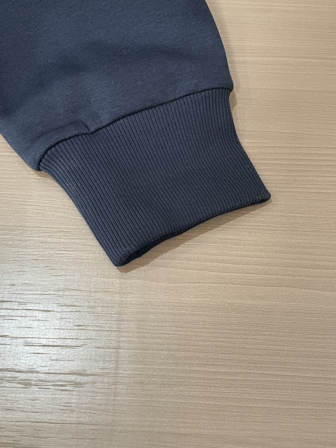型号L901QD#，TB家 2026秋冬最新钥匙绣标男士连帽运动衫，传统套头带帽卫衣款型，胸前雅致口袋设计，搭配经典红白