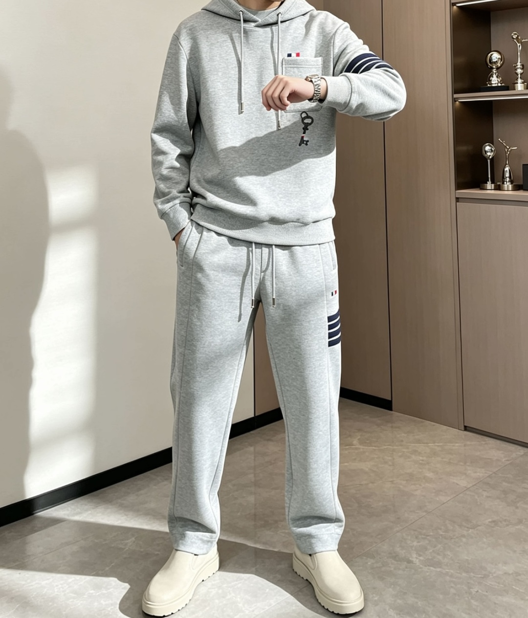 型号L901QD#，TB家 2026秋冬最新钥匙绣标男士连帽运动衫，传统套头带帽卫衣款型，胸前雅致口袋设计，搭配经典红白