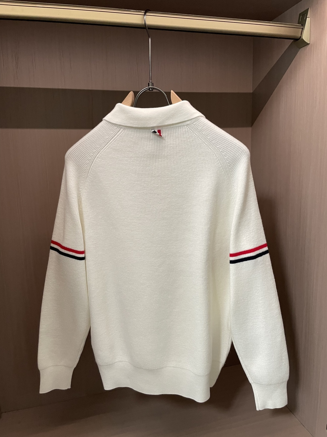 TB男士翻领Polo针织毛衣✨ 经典Polo领+半开扣设计，休闲又带一丝利落感 双臂红白蓝织带点缀，低调的辨识度 插肩坑