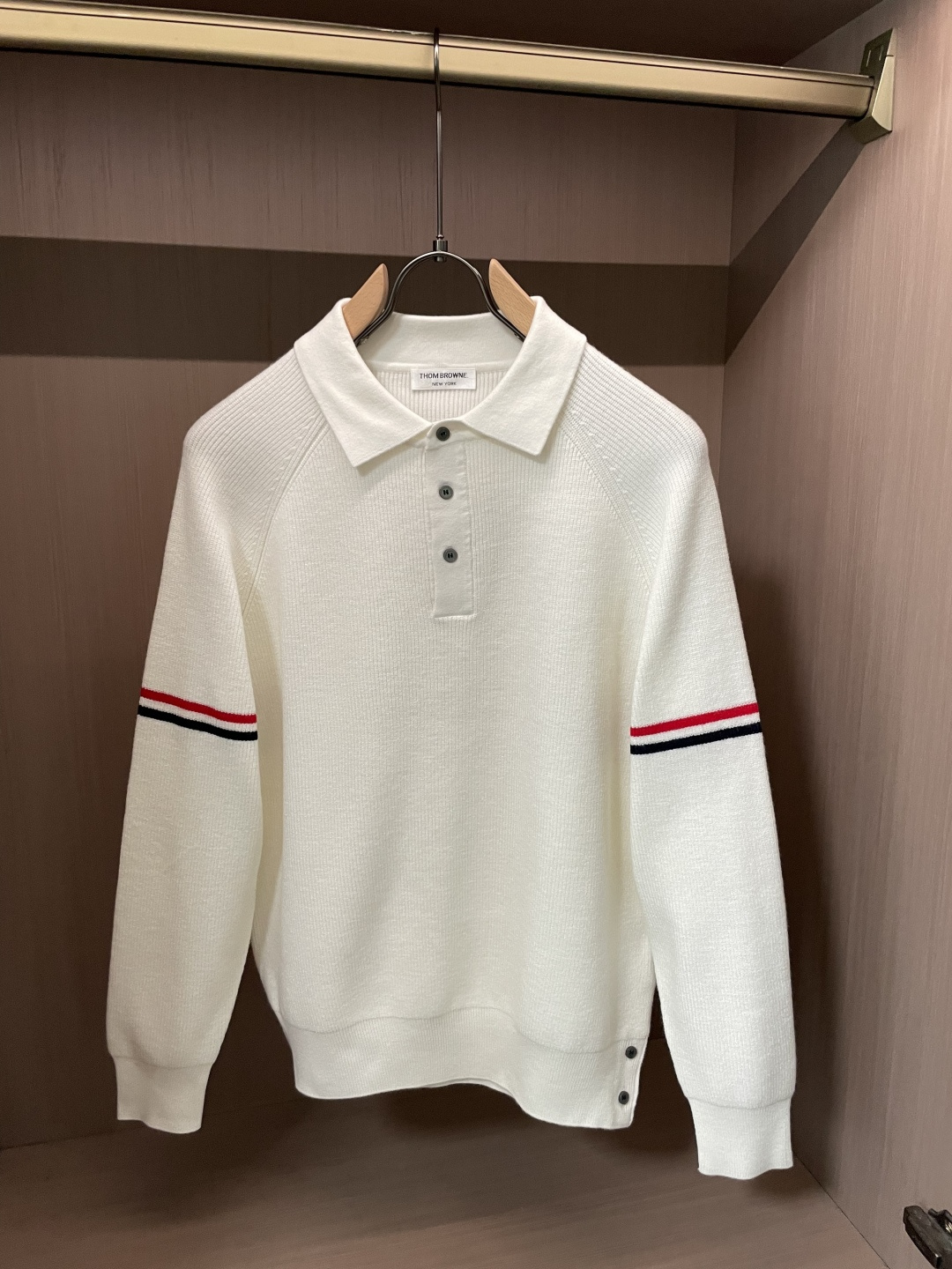 TB男士翻领Polo针织毛衣✨ 经典Polo领+半开扣设计，休闲又带一丝利落感 双臂红白蓝织带点缀，低调的辨识度 插肩坑