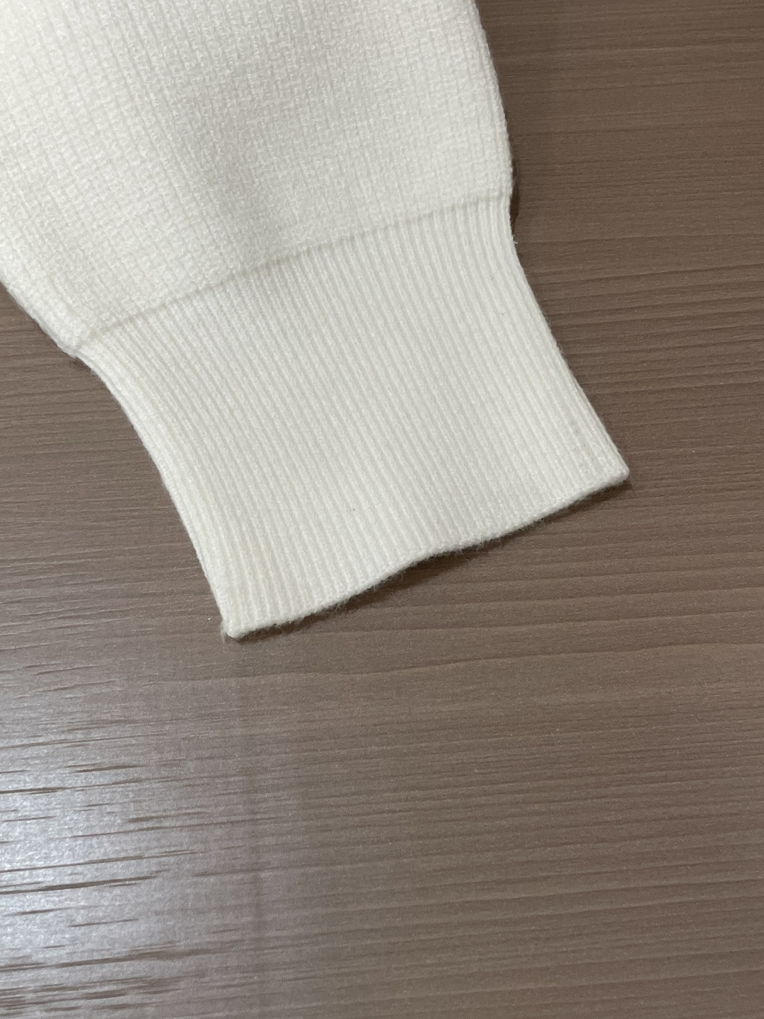 TB男士翻领Polo针织毛衣✨ 经典Polo领+半开扣设计，休闲又带一丝利落感 双臂红白蓝织带点缀，低调的辨识度 插肩坑