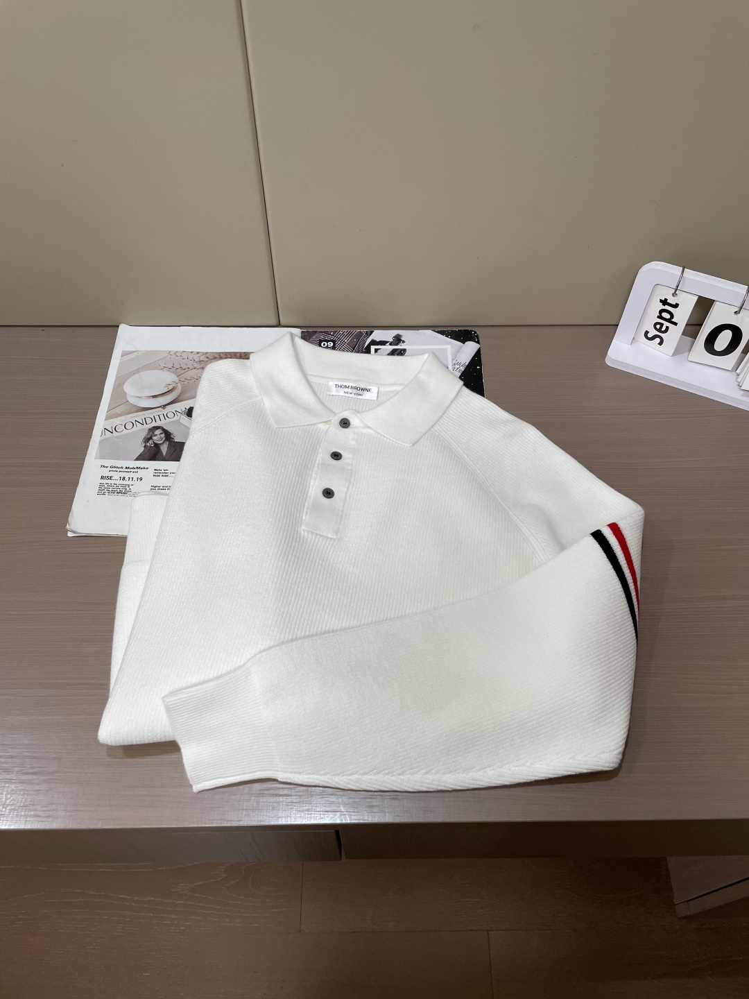 TB男士翻领Polo针织毛衣✨ 经典Polo领+半开扣设计，休闲又带一丝利落感 双臂红白蓝织带点缀，低调的辨识度 插肩坑