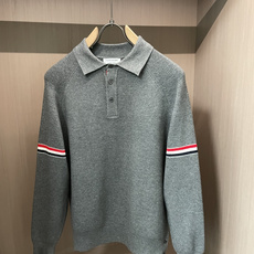 TB男士翻领Polo针织毛衣✨ 经典Polo领+半开扣设计,休闲又带一丝利落感 双臂红白蓝织带点缀,低调的辨识度 插肩坑 TB男士翻领Polo针织毛衣✨ 经典Polo领+半开扣设计,休闲又带一丝利落感 双臂红白蓝织带点缀,低调的辨识度 插肩坑