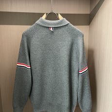 TB男士翻领Polo针织毛衣✨ 经典Polo领+半开扣设计,休闲又带一丝利落感 双臂红白蓝织带点缀,低调的辨识度 插肩坑 TB男士翻领Polo针织毛衣✨ 经典Polo领+半开扣设计,休闲又带一丝利落感 双臂红白蓝织带点缀,低调的辨识度 插肩坑