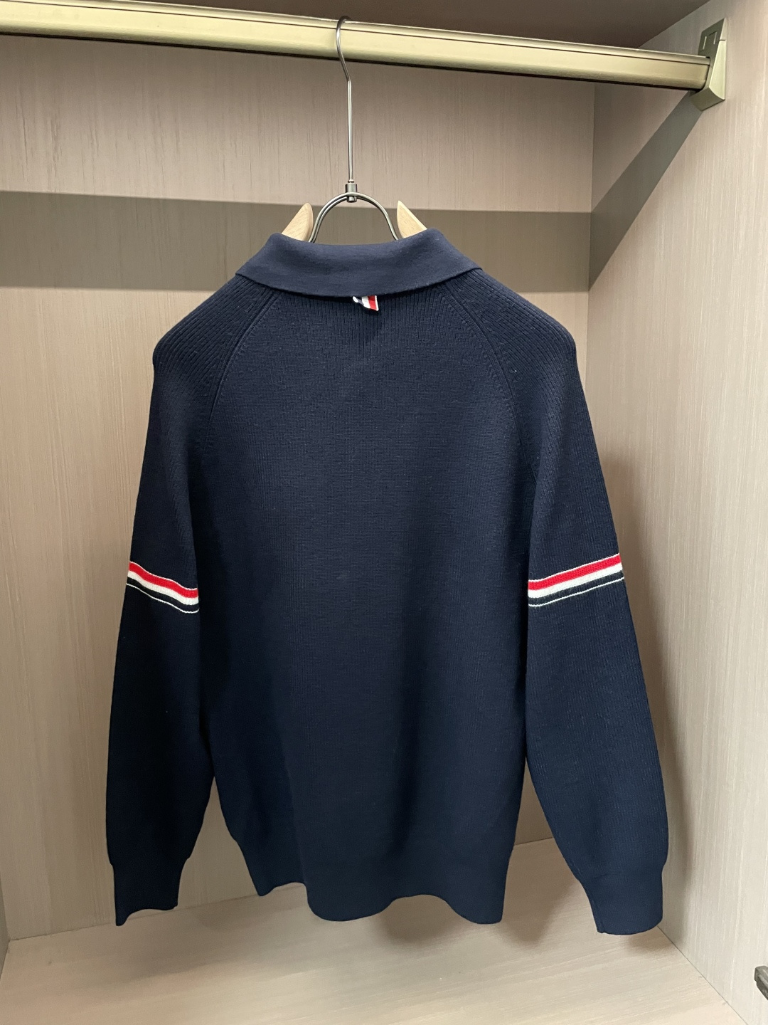 TB男士翻领Polo针织毛衣✨ 经典Polo领+半开扣设计，休闲又带一丝利落感 双臂红白蓝织带点缀，低调的辨识度 插肩坑
