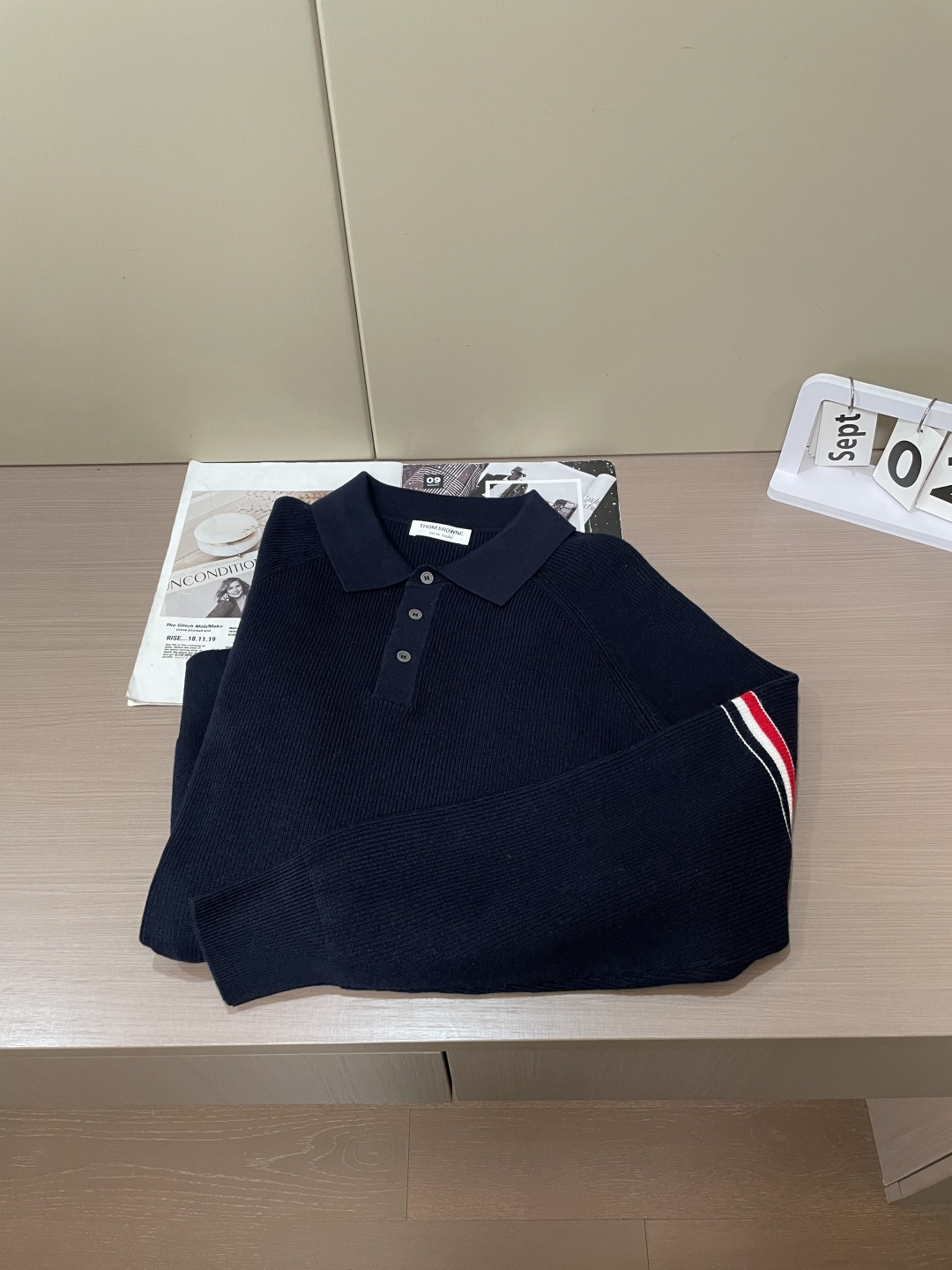 TB男士翻领Polo针织毛衣✨ 经典Polo领+半开扣设计，休闲又带一丝利落感 双臂红白蓝织带点缀，低调的辨识度 插肩坑