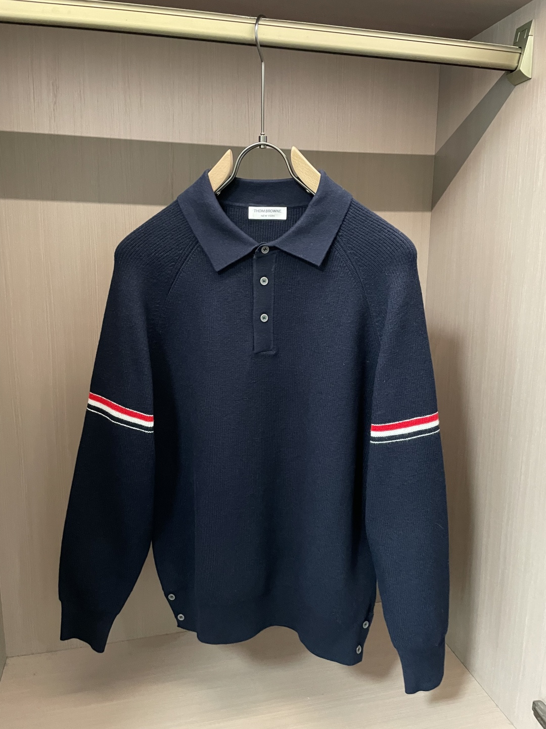 TB男士翻领Polo针织毛衣✨ 经典Polo领+半开扣设计，休闲又带一丝利落感 双臂红白蓝织带点缀，低调的辨识度 插肩坑