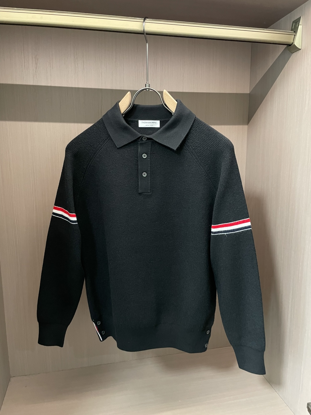 TB男士翻领Polo针织毛衣✨ 经典Polo领+半开扣设计，休闲又带一丝利落感 双臂红白蓝织带点缀，低调的辨识度 插肩坑