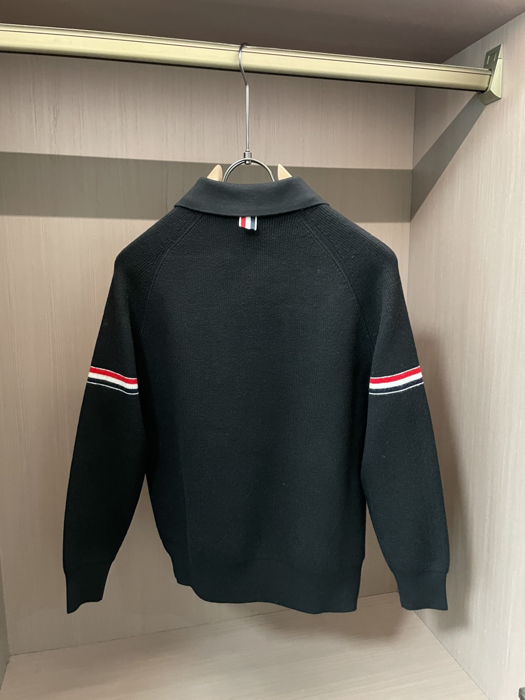 TB男士翻领Polo针织毛衣✨ 经典Polo领+半开扣设计，休闲又带一丝利落感 双臂红白蓝织带点缀，低调的辨识度 插肩坑