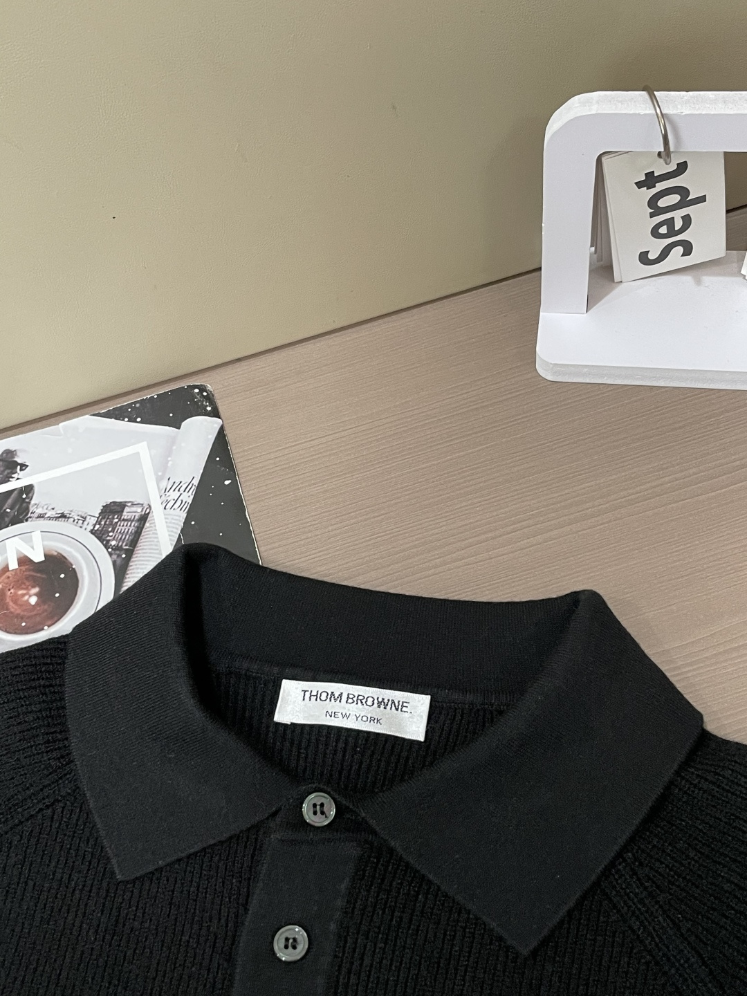 TB男士翻领Polo针织毛衣✨ 经典Polo领+半开扣设计，休闲又带一丝利落感 双臂红白蓝织带点缀，低调的辨识度 插肩坑