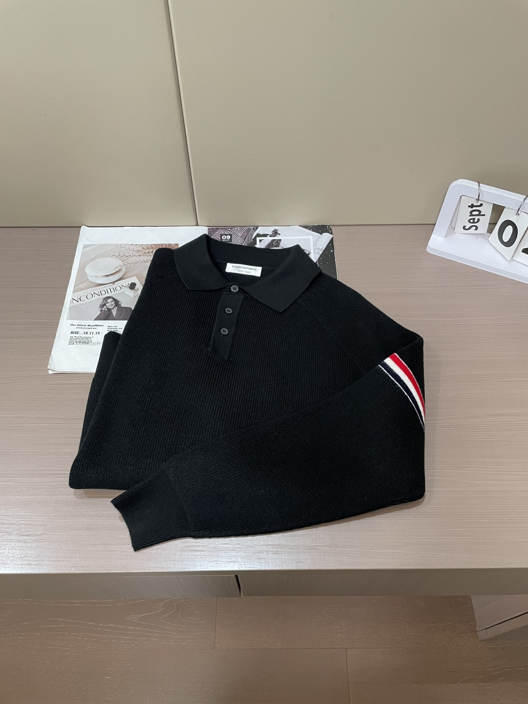TB男士翻领Polo针织毛衣✨ 经典Polo领+半开扣设计，休闲又带一丝利落感 双臂红白蓝织带点缀，低调的辨识度 插肩坑