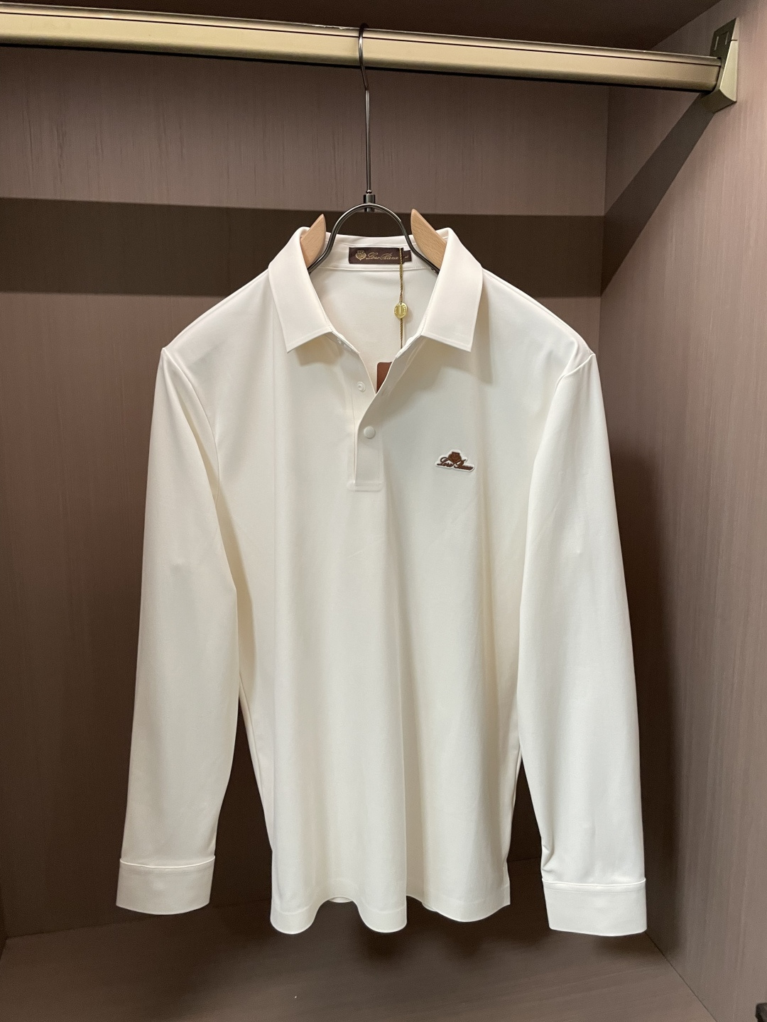 26FW秋冬｜Loro Piana男士长袖Polo衫 甄选细腻高端针织面料，触感软糯顺滑，垂感出色，上身透气不闷。 左胸