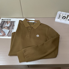 26FW秋冬|Moncler男士长袖Polo衫 三色可选|卡其/橙红/黑色 甄选高支珠地棉面料,触感细腻挺括,透气亲肤, 26FW秋冬|Moncler男士长袖Polo衫 三色可选|卡其/橙红/黑色 甄选高支珠地棉面料,触感细腻挺括,透气亲肤,