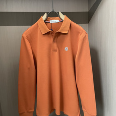26FW秋冬|Moncler男士长袖Polo衫 三色可选|卡其/橙红/黑色 甄选高支珠地棉面料,触感细腻挺括,透气亲肤, 26FW秋冬|Moncler男士长袖Polo衫 三色可选|卡其/橙红/黑色 甄选高支珠地棉面料,触感细腻挺括,透气亲肤,