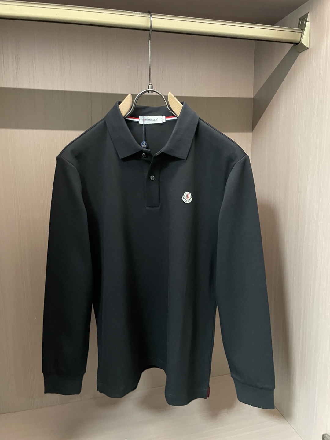 26FW秋冬|Moncler男士长袖Polo衫 三色可选|卡其/橙红/黑色 甄选高支珠地棉面料,触感细腻挺括,透气亲肤, 26FW秋冬|Moncler男士长袖Polo衫 三色可选|卡其/橙红/黑色 甄选高支珠地棉面料,触感细腻挺括,透气亲肤,