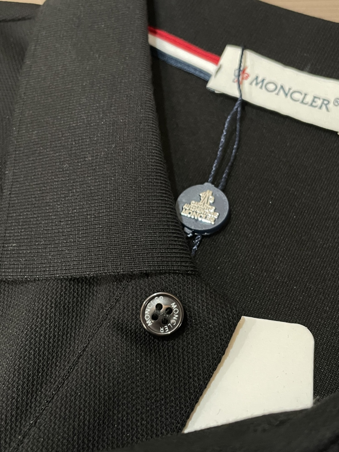 26FW秋冬|Moncler男士长袖Polo衫 三色可选|卡其/橙红/黑色 甄选高支珠地棉面料,触感细腻挺括,透气亲肤, 26FW秋冬|Moncler男士长袖Polo衫 三色可选|卡其/橙红/黑色 甄选高支珠地棉面料,触感细腻挺括,透气亲肤,
