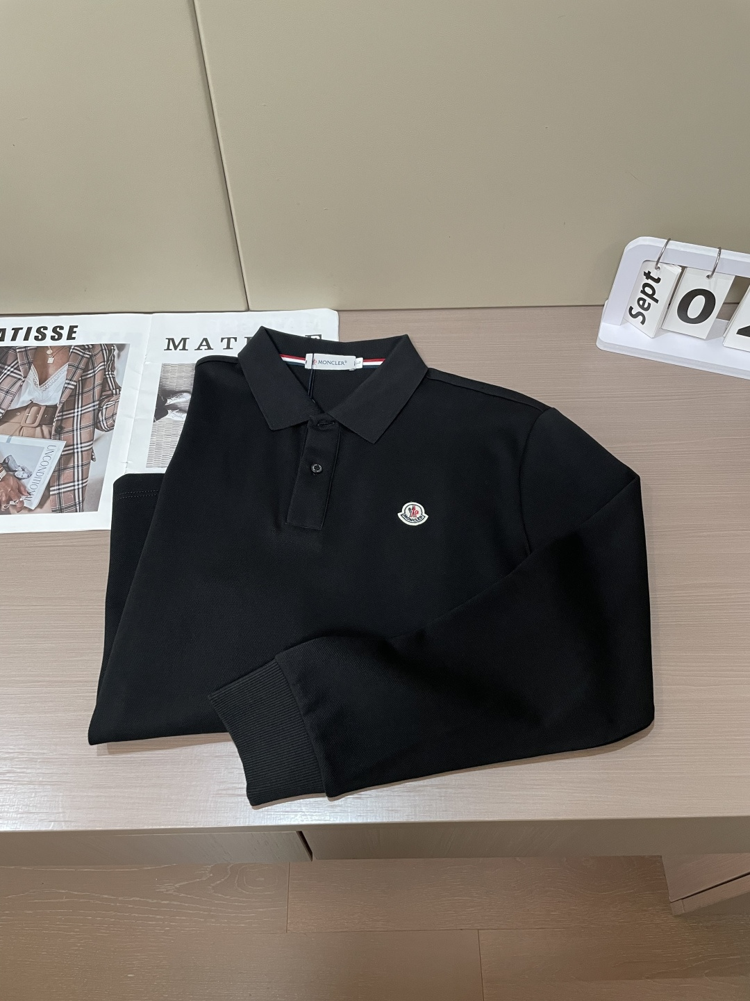 26FW秋冬|Moncler男士长袖Polo衫 三色可选|卡其/橙红/黑色 甄选高支珠地棉面料,触感细腻挺括,透气亲肤, 26FW秋冬|Moncler男士长袖Polo衫 三色可选|卡其/橙红/黑色 甄选高支珠地棉面料,触感细腻挺括,透气亲肤,