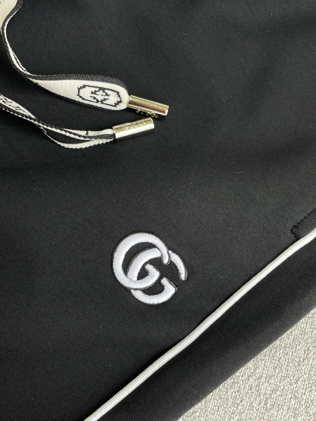 Gucc 2026秋冬最新休闲裤 潮人必备 版型超赞，能很好的修复各种腿型，非常个性！柔软排汗，舒适度极高。裤腿腰部订制