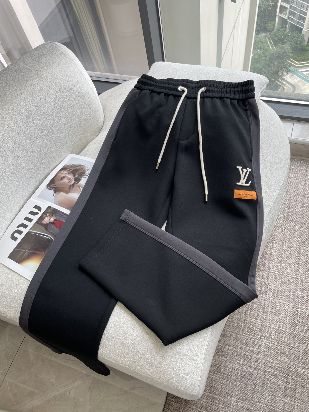 Lv  2026秋冬最新休闲裤 潮人必备 版型超赞，能很好的修复各种腿型，非常个性！柔软排汗，舒适度极高。裤腿腰部订制松