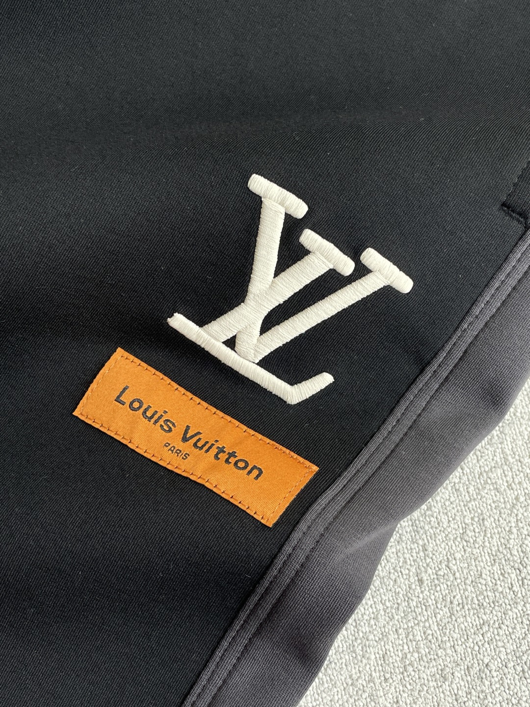 Lv  2026秋冬最新休闲裤 潮人必备 版型超赞，能很好的修复各种腿型，非常个性！柔软排汗，舒适度极高。裤腿腰部订制松